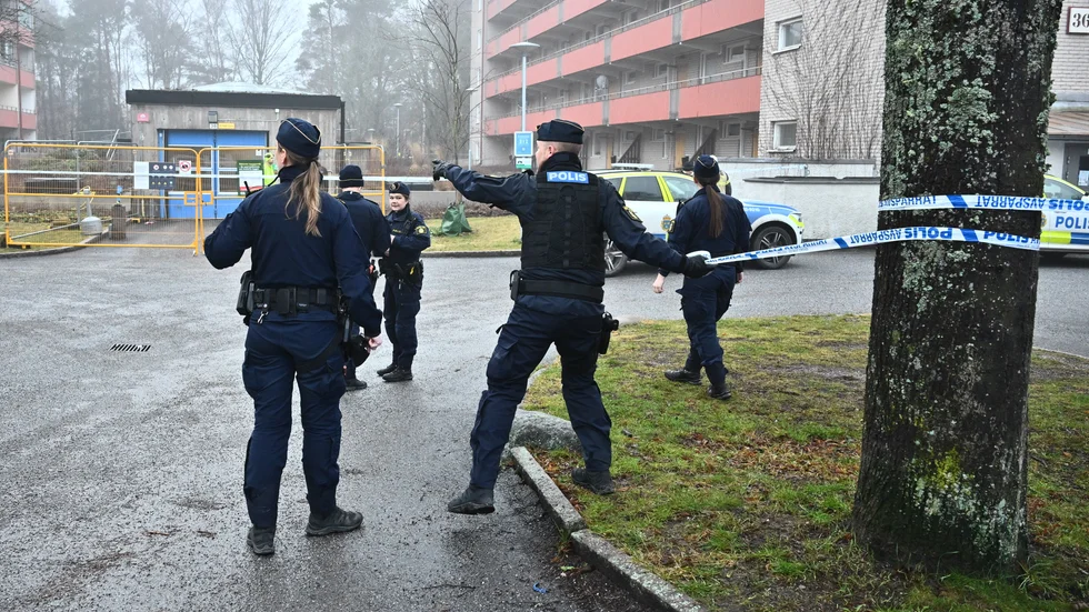 Explosion i Stockholmsförorten Bagarmossen förra veckan. Efter vågen av sprängdåd skickas nu Motalapoliser till Stockholm för att förstärka personalen i yttre tjänst.