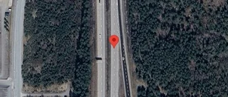 Ett körfält blockerat på grund av en stillastående personbil på E4