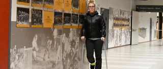 Olyckan framme för AIK:s GM – bröt benet: ”Min son fick bära mig”