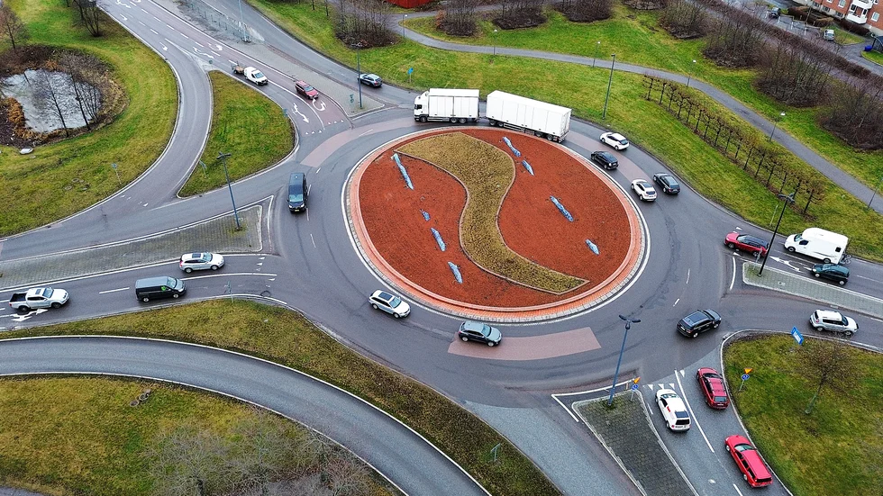 Idunplan vid Årby i Eskilstuna, en av stans mest trafikerade cirkulationsplatser.