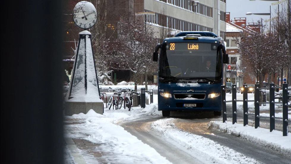På Medborgarplatsen i Boden bad busschauffören passagerarna om vägbeskrivning  för att kunna köra till Luleå.