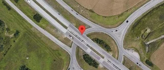 Trafiken påverkas av stillastående personbil på väg 55 – ett körfält blockerat