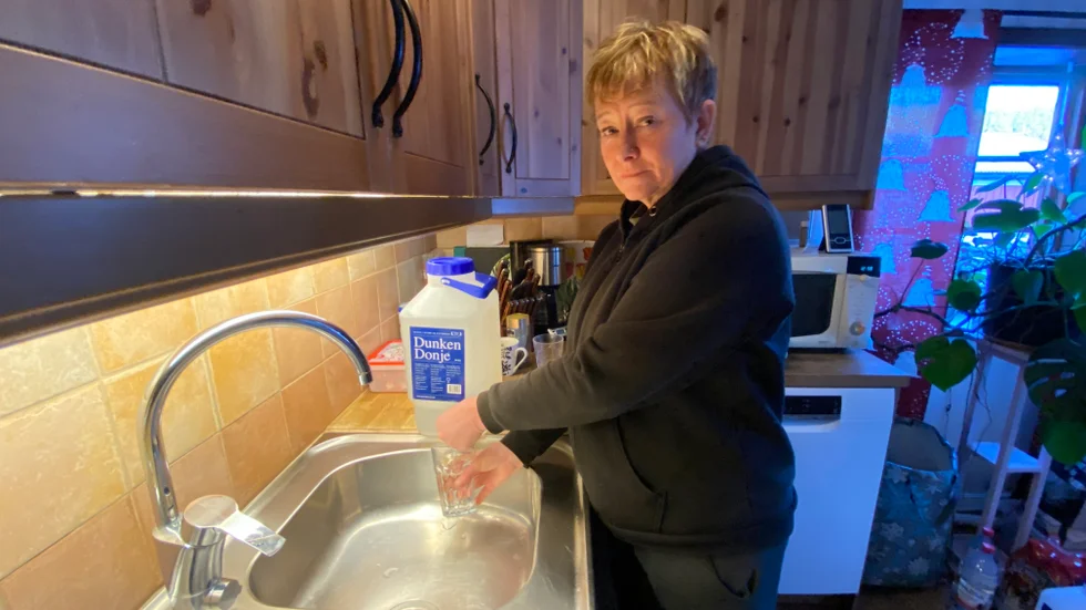 Sedan augusti 2023 har Helena Frykholm och hennes man Mikael hämtat allt sitt dricksvatten i dunkar. Brunnsvattnet är förorenat av evighetskemikalien pfas.