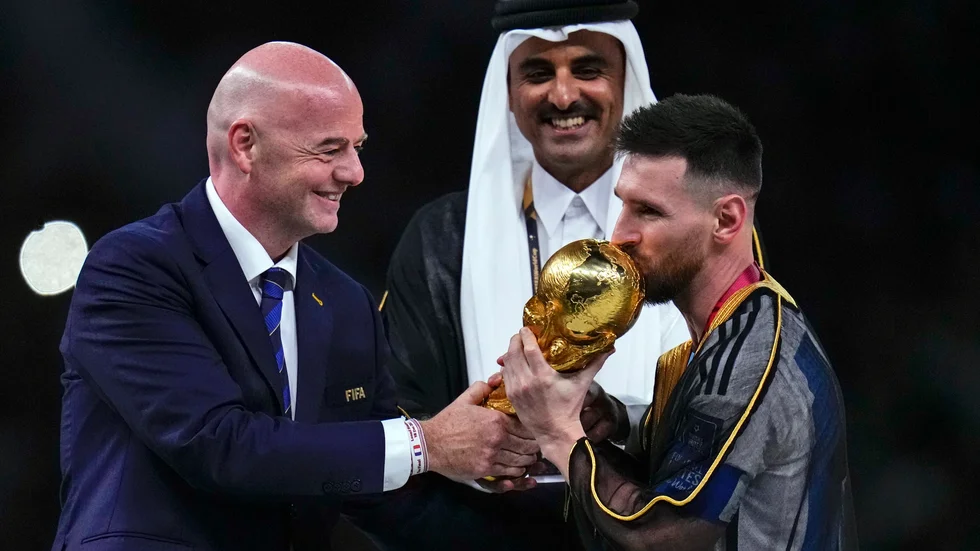 När kalas har inhandlats med fossilpengar. Till 2034 har Saudi-Arabien köpt sig ett fotbolls-VM.
På bilden: Förra fossil-VM. FIFA:s chef Gianni Infantino lämnar 2022 års pokal till Argentinas Lionel Messi, under överinseende av Qatars monark. 