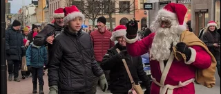 BILDEXTRA: Tomtarna intar Västervik city i årets tomteparad