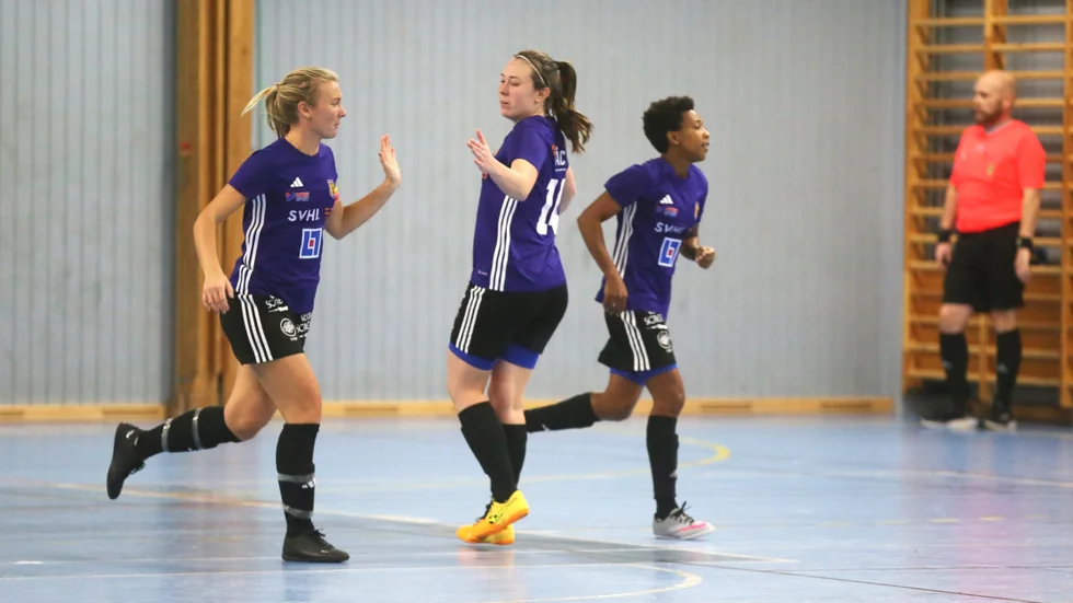 Dalhem bara vinner och vinner. Här Frida Erlandsson, Jennie Kahlström och Mary Kinuthia.