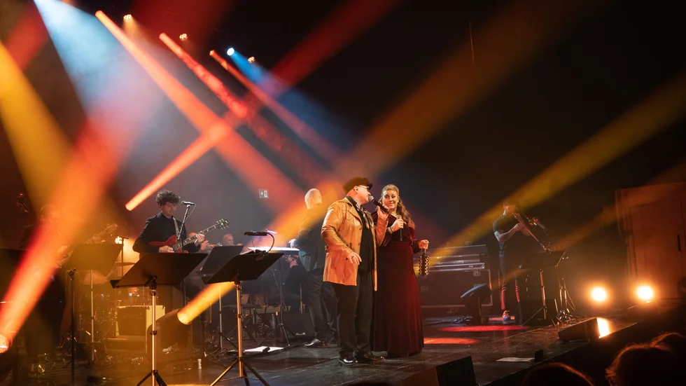 Samuel Ljungblahd och Sarah Dawn Finer på scen i Kulturens hus.