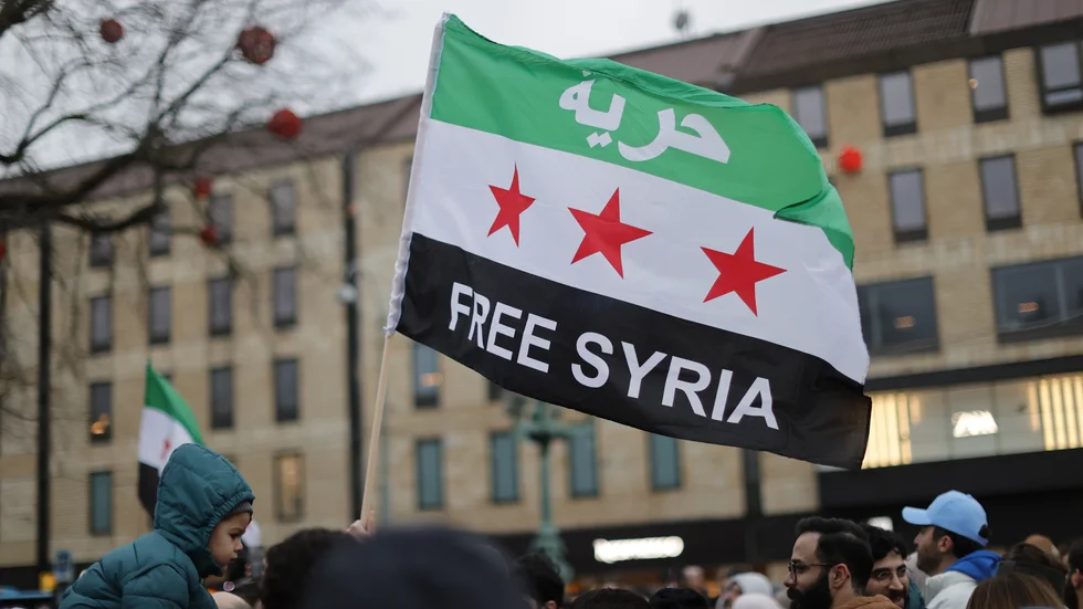 Syrier firar Assadregimens fall i Syrien vid en manifestation på Gustav Adolfstorg i Göteborg. Att flyktingar från Syrien som kom till Sverige blev ifrågasatta, anser insändarskribenten orimligt med tanke på vad de senaste nyhetsrapporteringarna berättar om.