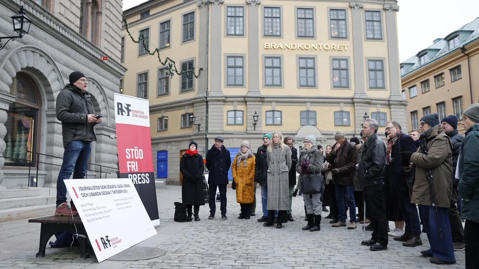 
Erik Larsson, ordförande Reportrar utan gränser, som tilsammans med Svenska PEN, Journalistförbundet, Utgivarna, Sveriges Tidskrifter och Publicistklubben manifesterar för journalister dödade i kriget mellan Hamas och Israel.  
