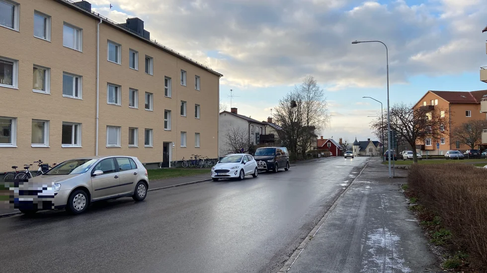 Här på Bondebygatan i Vimmerby, bara några meter från ett av lägenhetshusen, stoppade polisen den drogpåverkade bilföraren.