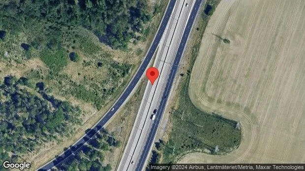 Personbil står still på E4 – stopp i ett körfält