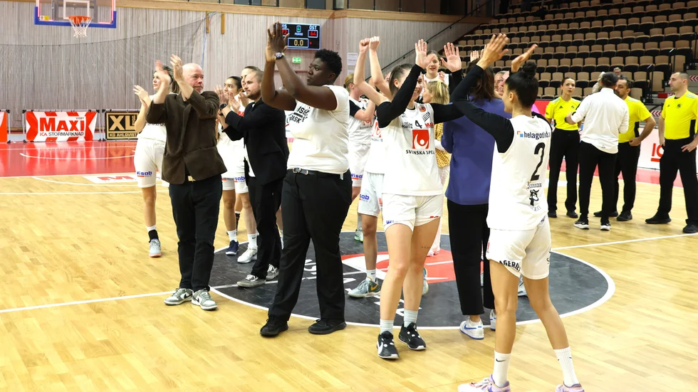 Ladies jublar efter segern mot Östersund. 