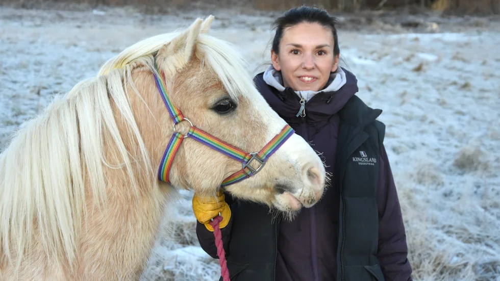 Tina började sin bana som ledare på ideell basis i Haparanda Ryttare som tonåring. Här med ponnyn Sven.