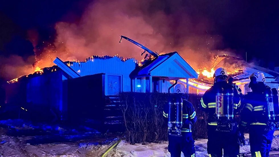 En villa började natten mot fredag att brinna.