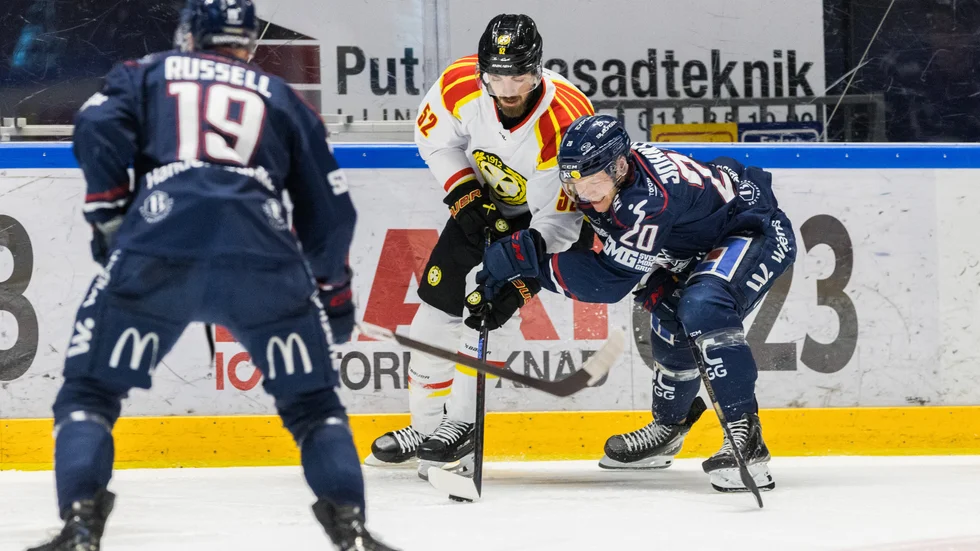 Kamp mellan Brynäs Jack Kopacka och LHC:s Johan Johnsson.