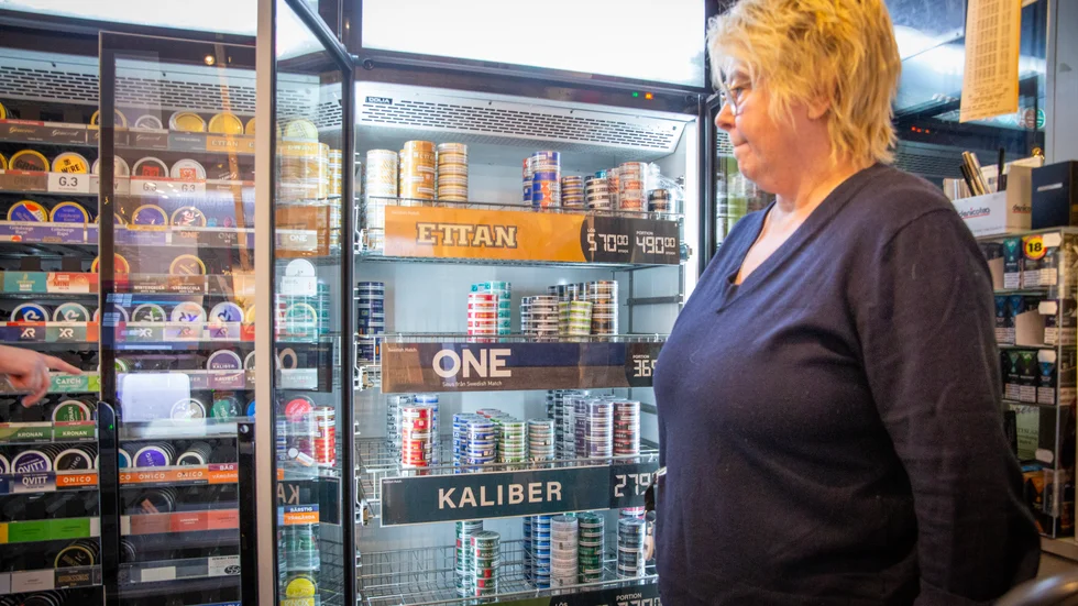 ”Vi får försöka hjälpa dem att få tag i något annat än det de brukar köpa, men det är ju inte alltid så populärt”, säger Lännakioskens ägare Ann Ekstedt om kundernas reaktioner på den rådande snusbristen. 