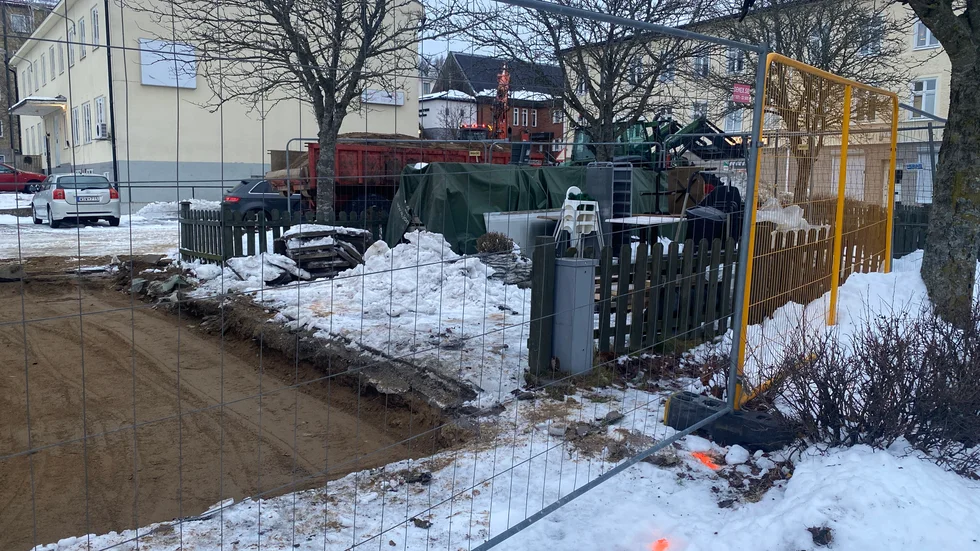 En stor betongplatta ska gjutas där det nu är sand som ska bereda plats för en stor uteservering utanför pizzeria Träffpunkten.