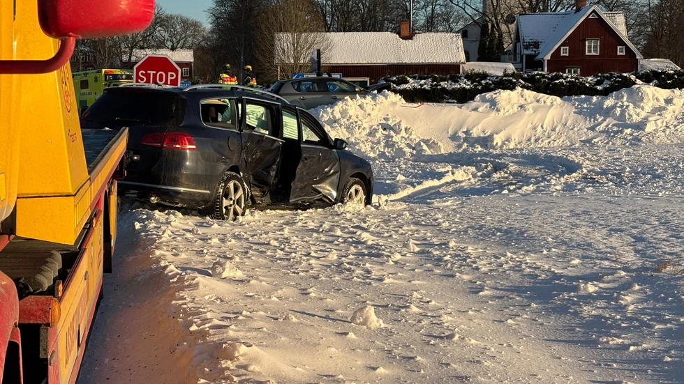 Båda inblandade bilarna bärgas bort.