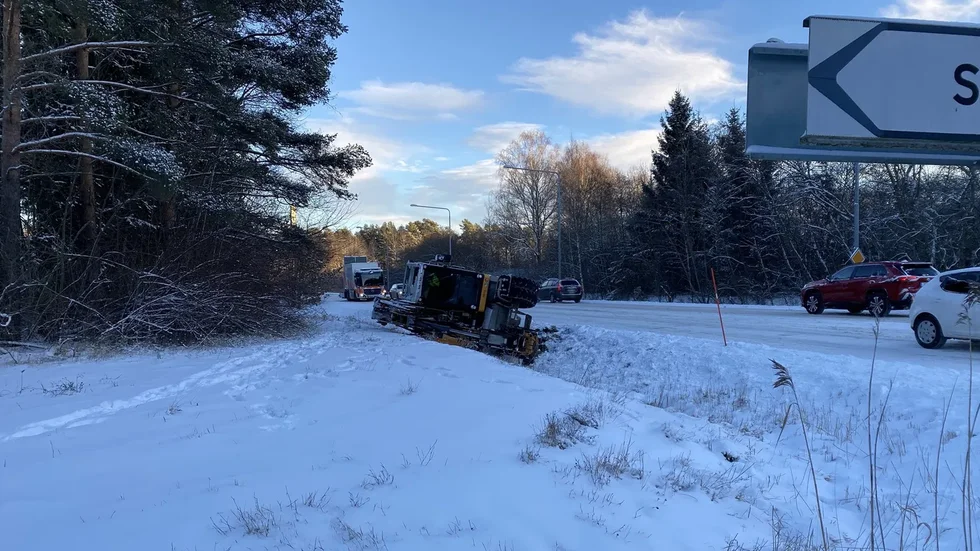 En grävmaskin hamnade i diket längs Gillbergaleden på torsdagseftermiddagen.