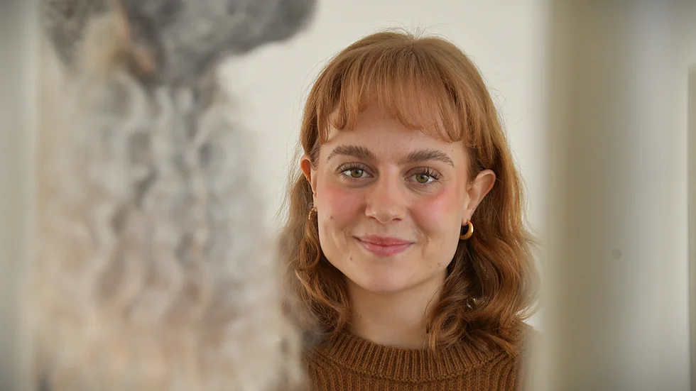 Tuva Törnqvist, 23 år har haft statistroller i storfilmen "Hammarskjöld" och i Netflix-serien "En helt vanlig familj". Nu syns hon i SVT:s ungdomsdrama "Västra gymnasiet", en serie i två säsonger med hela 80 avsnitt. 