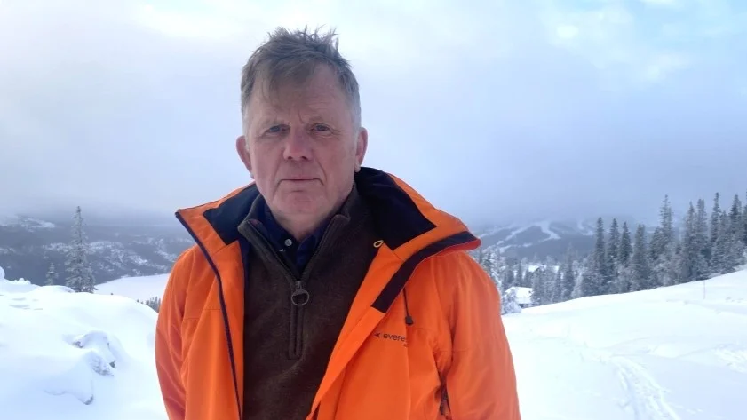 Håkan Lidenholm bor i Uppsala. Hans 96-åriga mamma som är hemtjänstkund bor i Enköping.
