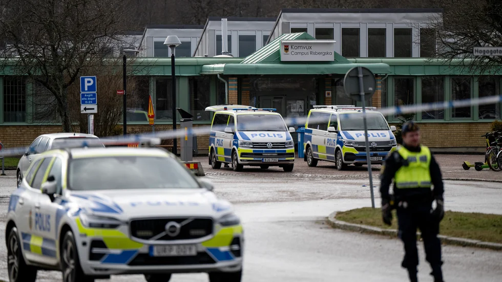 Polis runt Komvux campus Risbergska dagen efter skolskjutningen där 11 personer dog.