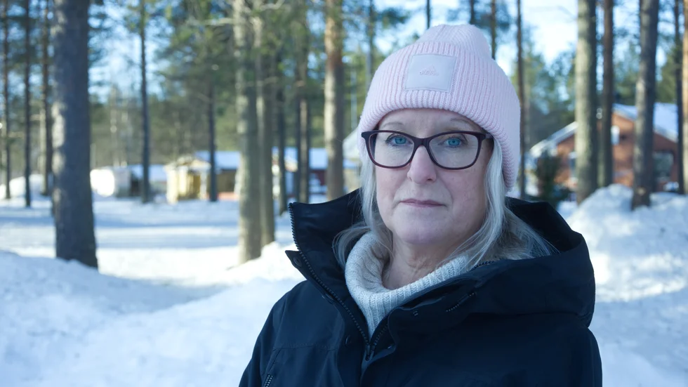 Anna-Karin Rönnbäck oroar sig för att hennes dementa pappa ska ramla igen och skada sig ordentligt. Han bor fortfarande hemma i villan, men förstår inte längre att han ska använda trygghetslarmet. "Kan man inte larma i sitt eget hem, då är det ingen trygghet" säger Anna-Karin Rönnbäck. 
