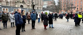 Här hedrar Norrköping offren i masskjutningen med tyst minut