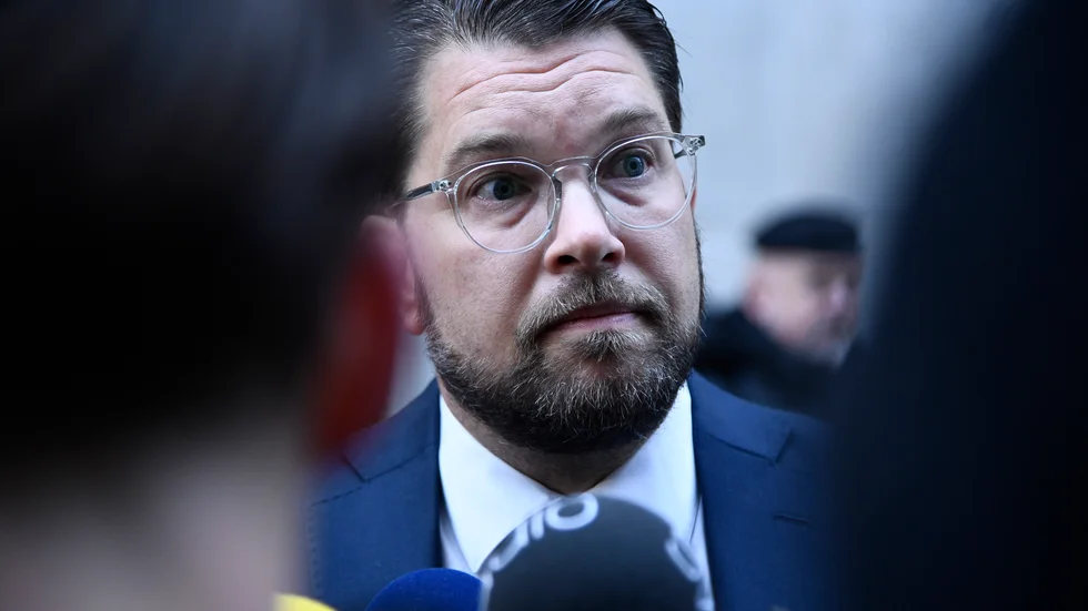 När Åkesson gjort upp med regeringspartierna i en fråga är det denna överenskommelse som gäller, säger han. Övriga SD-politiker får finna sig i det.