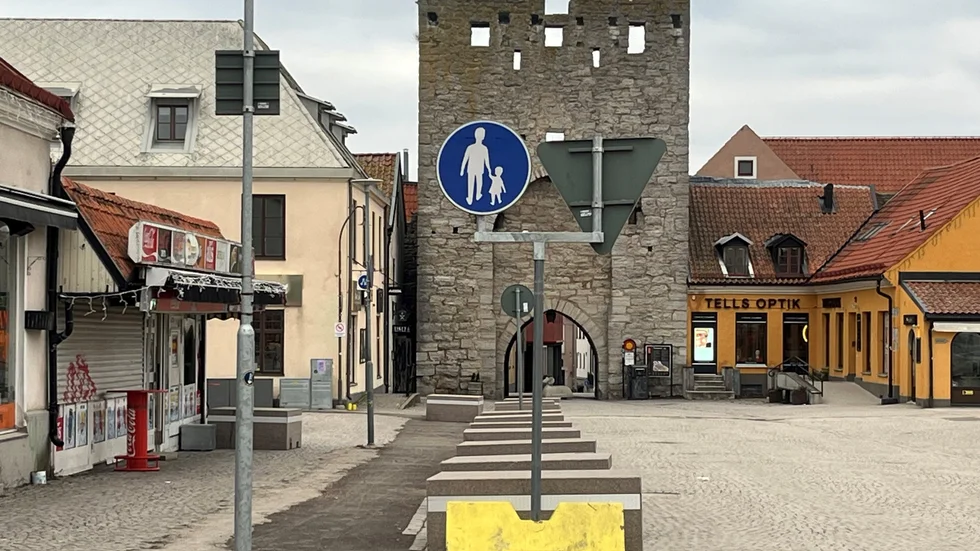 Nu är granitblocken tillbaka på Östercentrum igen.