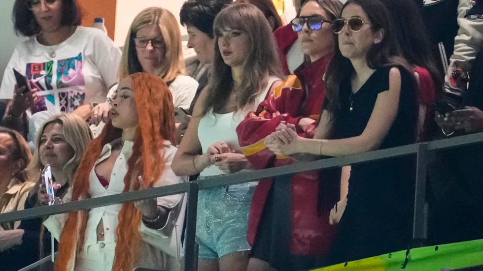 Taylor Swift, mitten, med rapparen Ice Spice åt vänster.