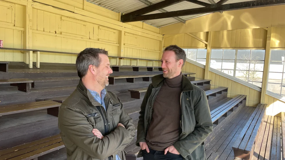 Robert Sonnelind och Sven Montelius i Mjölby AI menar att den naturliga platsen att anlägga en ny konstgräsplan är Vifolkavallen. 