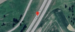 Stillastående personbil orsakar störning i trafiken på E4