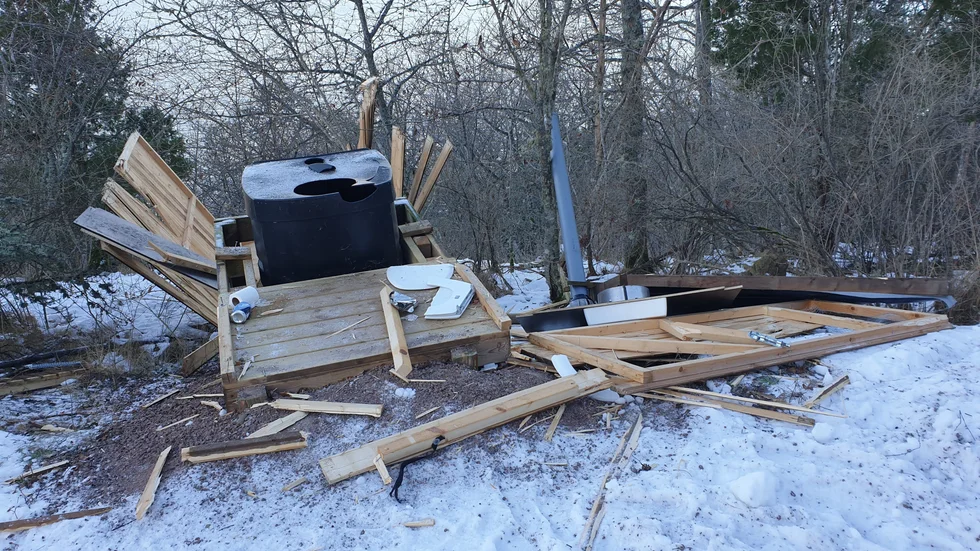 Torrdasset vid Pers sten på Omberg förstördes med bil i januari i år. Samma öde mötte dasset vid Västra väggar. Nu är det klart att de inte ersätts. Åtminstone inte till den här turistsäsongen.