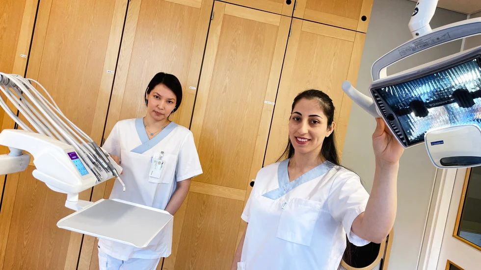 Tandsköterskorna Parvin Rezai och Shirin Abedini i Luleå rekommenderar sitt yrke. "Det finns många fördelar", säger Parvin.