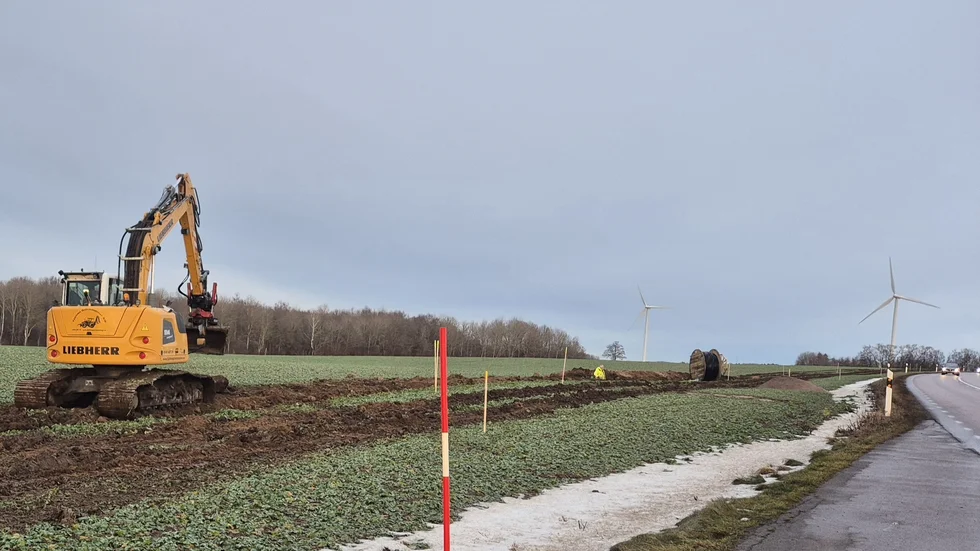 De gulmarkerade pinnarna längs med västra sidan av väg 919 visar var den nya gång- och cykelbanan ska gå. På tisdagen blev det klart vem som ska bygga den.