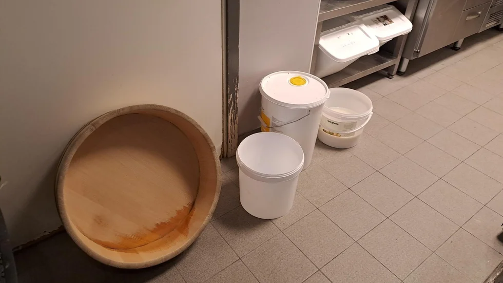 Miljöförvaltingen har konstaterat flera brister när de besökt sushirestaurangen.
