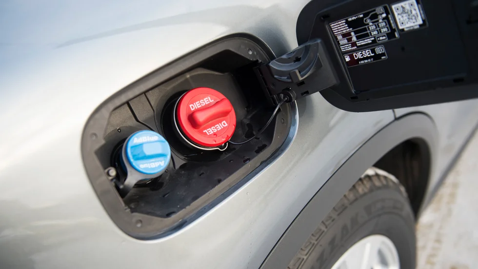 Adblue är en bränsletillsats som minskar utsläppen av kväveoxider. Men för också med sig en massa problem.