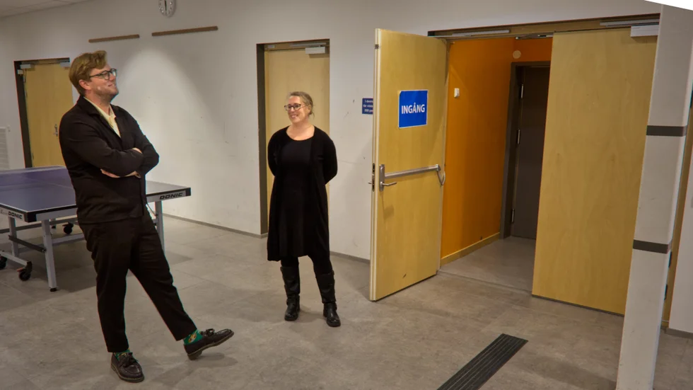 Oscar Lindster (S) och Lina Runander (M) är två av de politiker som sitter i barn- och utbildningsnämnden och som måste ta både ansvar och tuffa beslut.