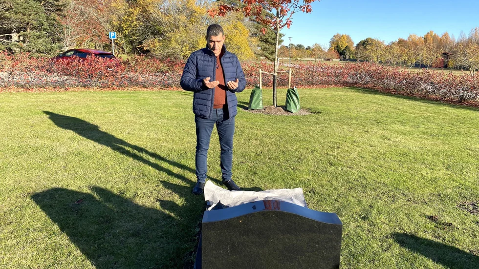 Samer Abu tycker inte det gör något om nästa muslimska gravområde vid Berthåga kyrkogård placeras några hundra meter från det befintliga. Här står han vid sin pappas grav. 