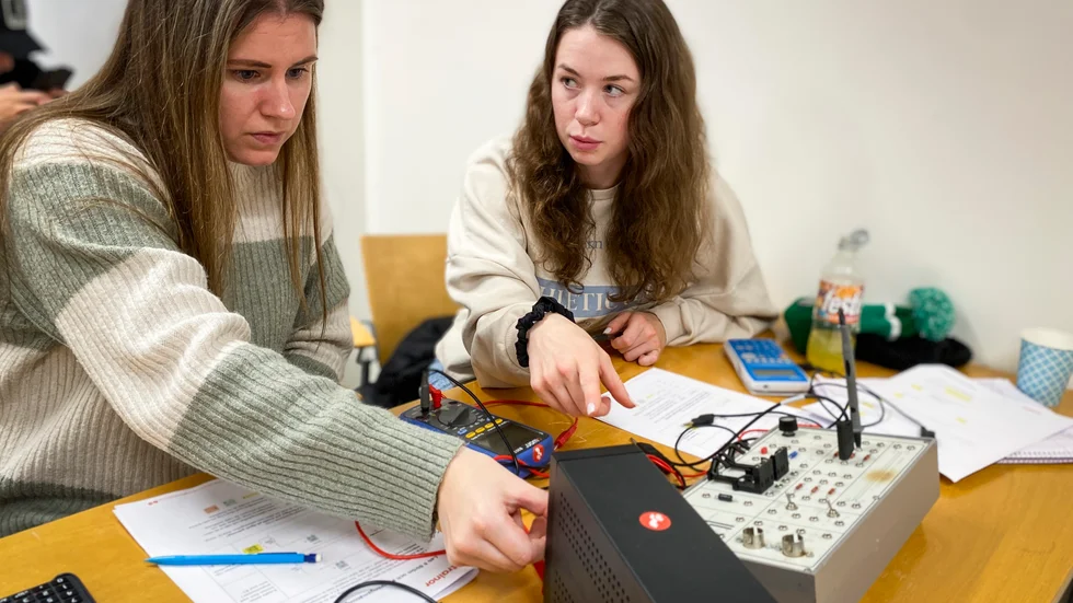Viktoria Tjärnlund och Saga Berglund skolar om sig, och läser ett komvux-program för att bli industrielektriker i Skellefteå.