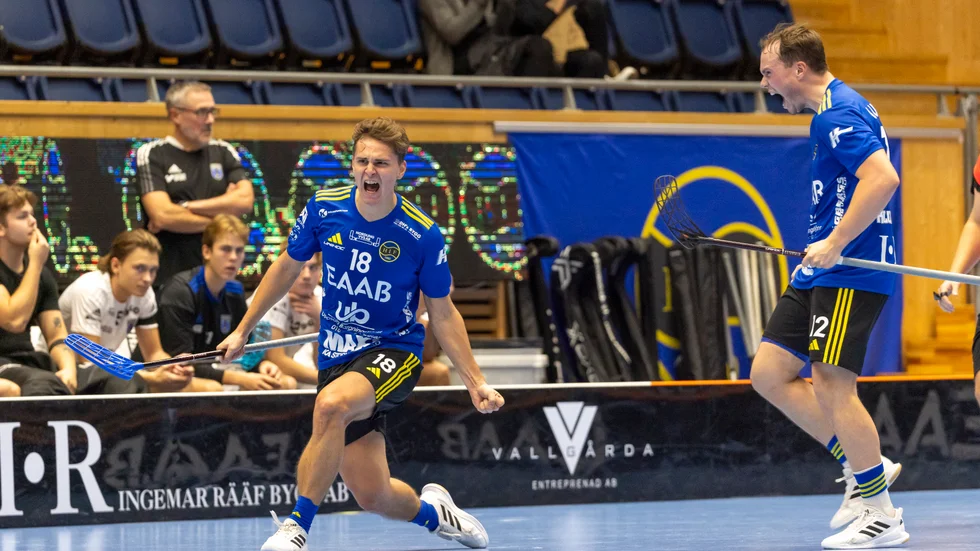 Erik Roos jublar efter att ha gjort 4-2 i derbyt. Men Sirius skulle komma tillbaka och matchen slutade oavgjort.