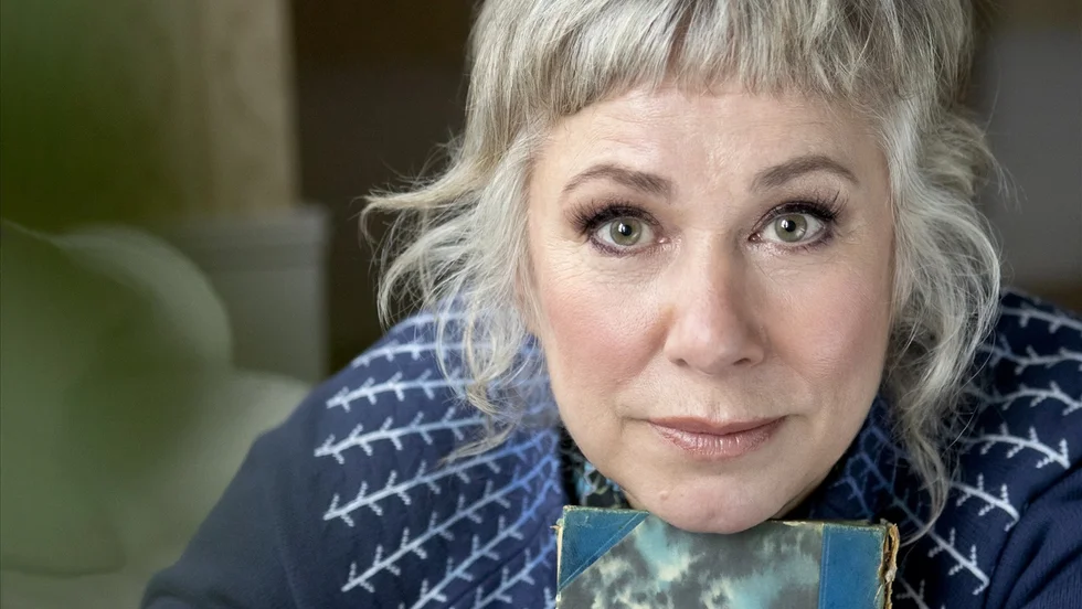 Hon vill klappa sina läsare på pannan och viska: "Nu kan du vila". Stina Wollters nya bok: "Sagor för vakna vuxna" som även finns som ljudbok, är inläst av henne själv.