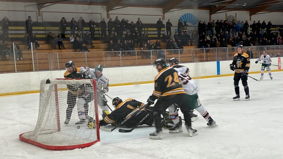 Motala AIF:s målvakt Victor Johnson får sträcka sig för att hålla rent. Maif tog en skalp via 3-2 mot topplaget Kristianstad och har nu kontakt med båda strecken i tabellen.