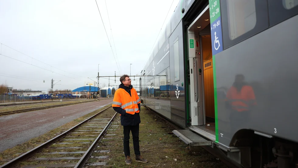 Peter Kraméus, kommunikatör på SJ, menar att det var dags att upprusta X40-tågen. Här visar han upp det nya tåget när det stannat till i Linköping.