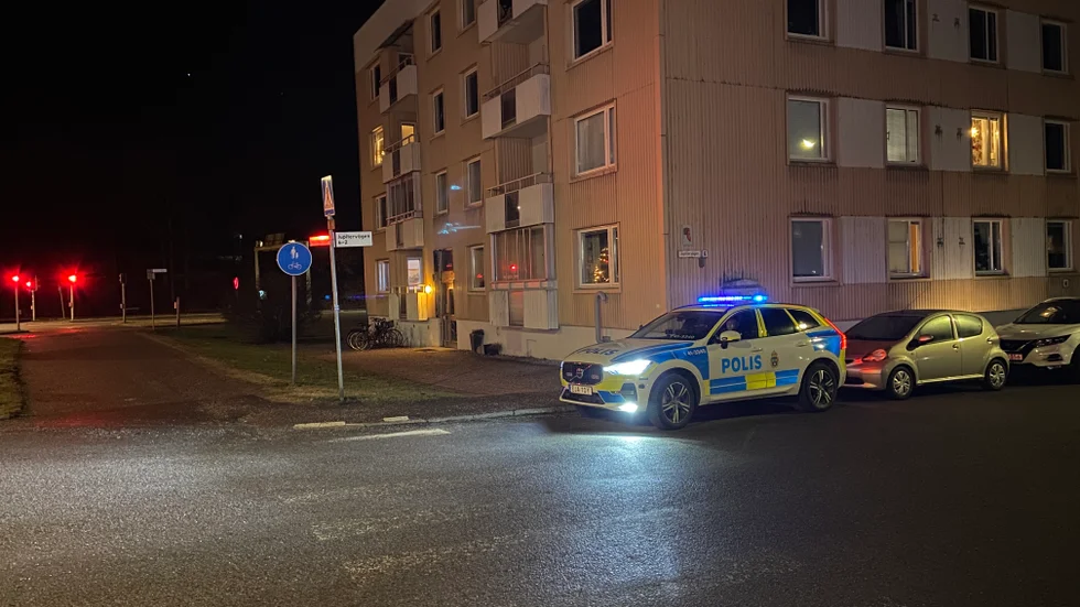 Flera poliser samt en av deras drönare patrullerade fortfarande Stenkulla vid 21.40-tiden på lördagskvällen.