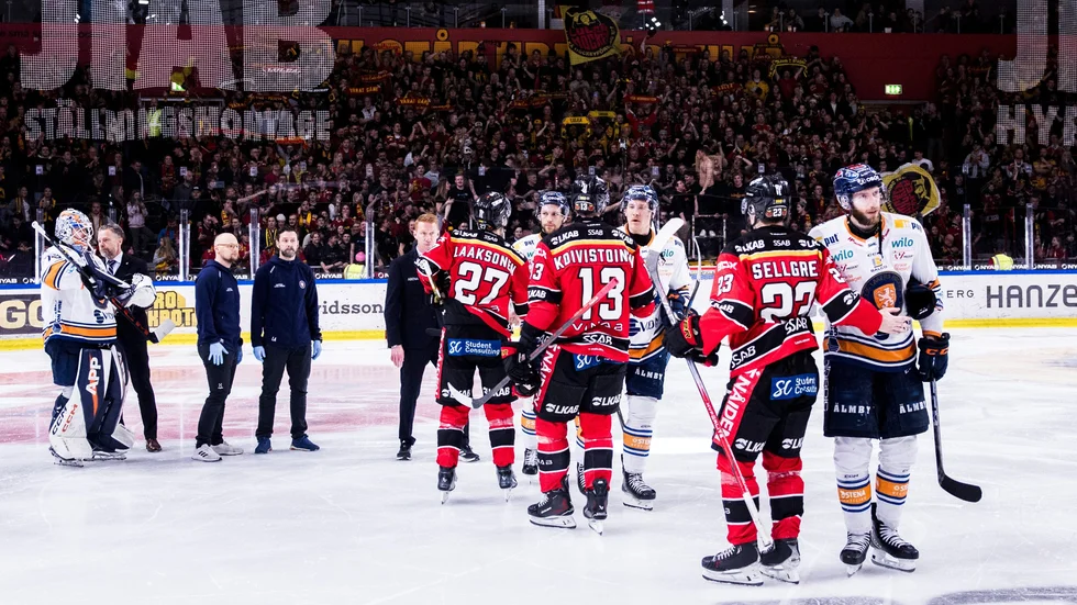Oskari Laaksonen, Eetu Koivistoinen och Jesper Sellgren tackar Växjöspelarna efter avancemanget.
