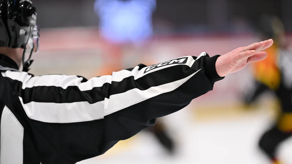 Några av hockeyallsvenskans främsta domare plockas bort inför finalen – på grund av en yttre hotbild. Arkivbild.