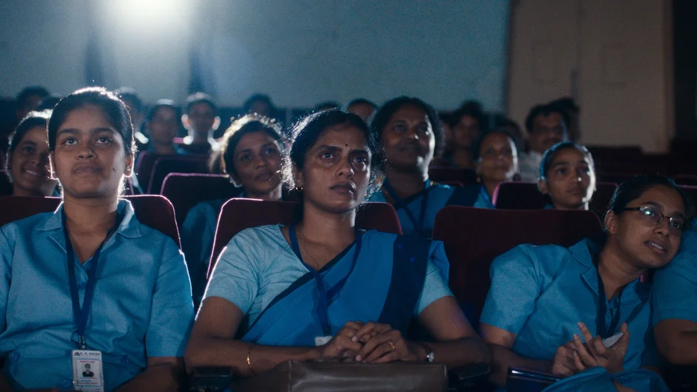 Staden Mumbai och Kani Kusruti spelar huvudrollerna i "All we imagine as light".