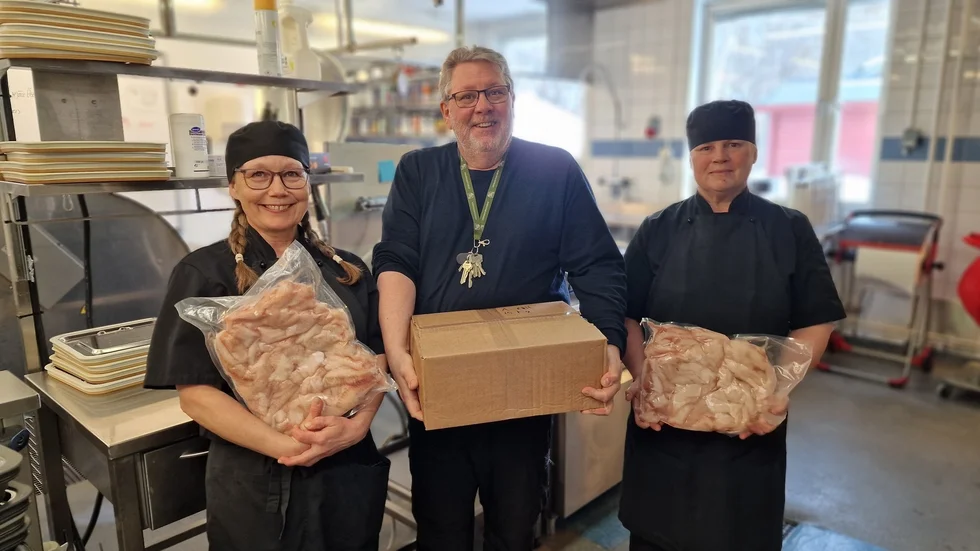 20 kilo abborrfilé tas tacksamt emot av Monica Jonsson, Peter Byrne, kostchef, och Monica Marklund.